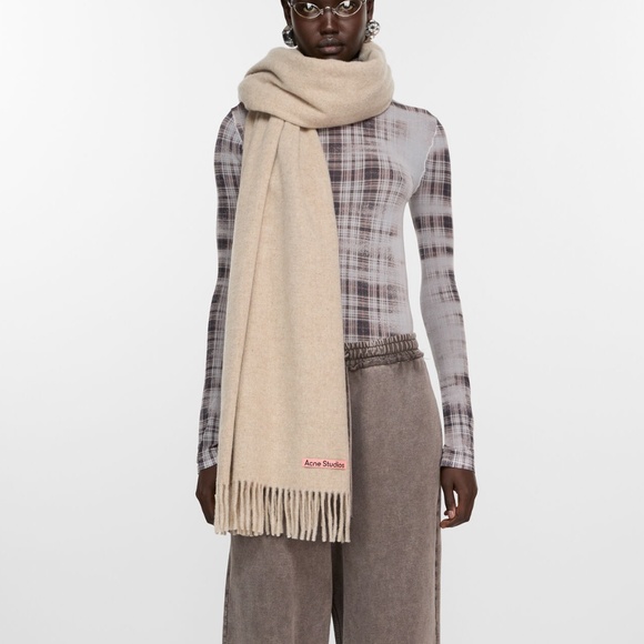 BNWT Oversized Fringe Wool Scarf in Beige - Picture 1 of 7